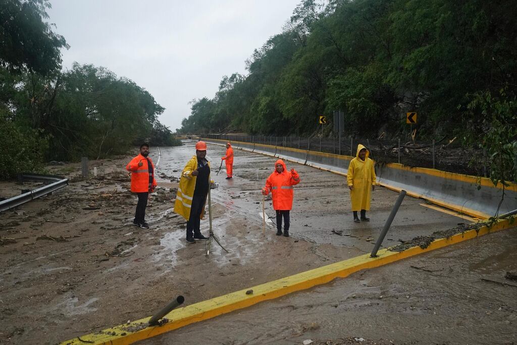 Camiones parados en una carretera bloqueada por un deslizamiento de tierra provocado por el huracán Otis cerca de Acapulco, México, el miércoles 25 de octubre de 2023.