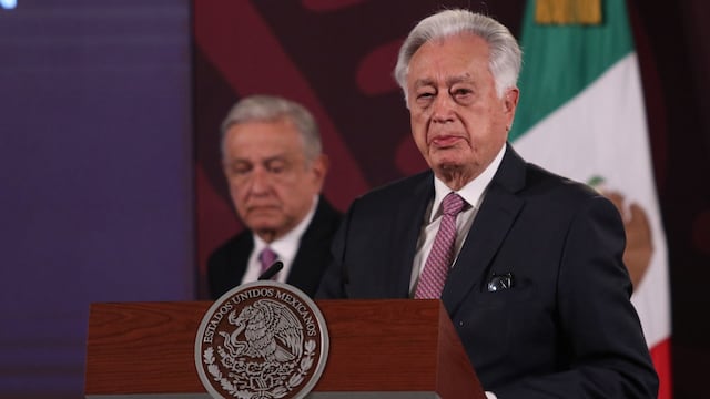 Andrés Manuel López Obrador, presidente de México acompañado de Manuel Bartlett Díaz