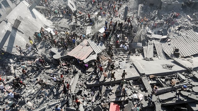 Ciudadanos palestinos buscan víctimas tras los bombardeos israelíes en Gaza