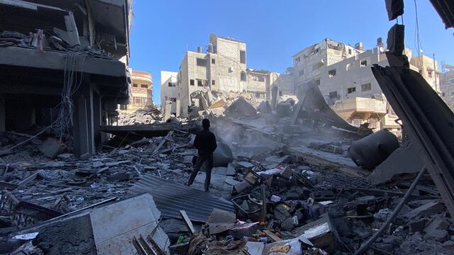 Vista general de los destrozos causados por los bombardeos israelíes en la localidad gazatí de Jan Yunis