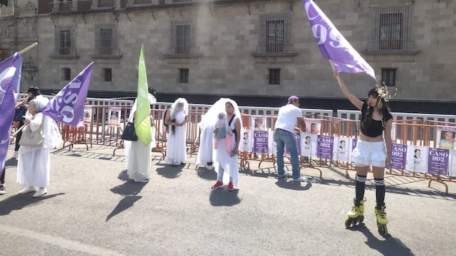 Montan tendedero de deudores alimentarios frente a Palacio Nacional en el Día del Padre