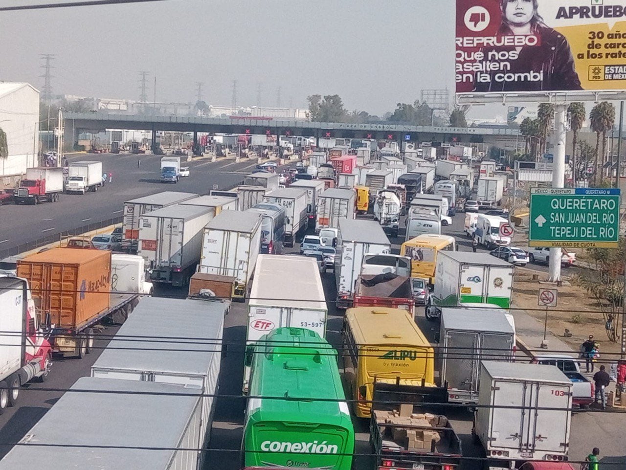 Transportistas bloquean México-Querétaro
