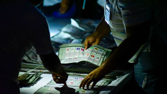 Conteo nocturno de votos en Acapulco