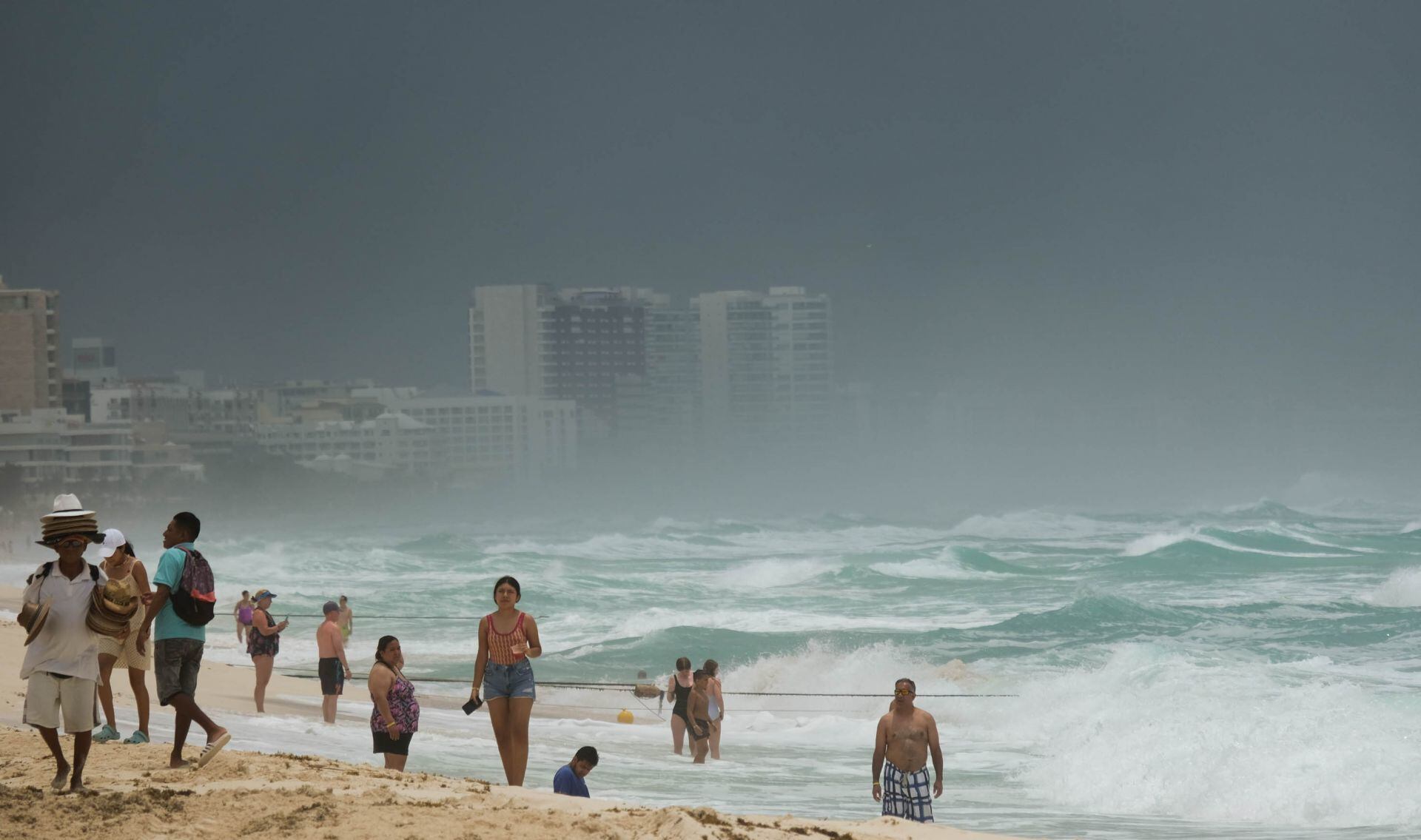 Turistas no temen a tormenta tropical Alberto