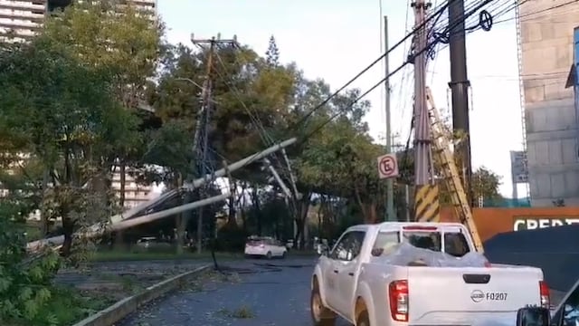 Caída de postes de luz en Periférico Sur