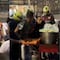 VIDEO: Policías de CDMX tiran puesto de elotes y chilaquiles por supuesta venta ilegal en el Centro Histórico