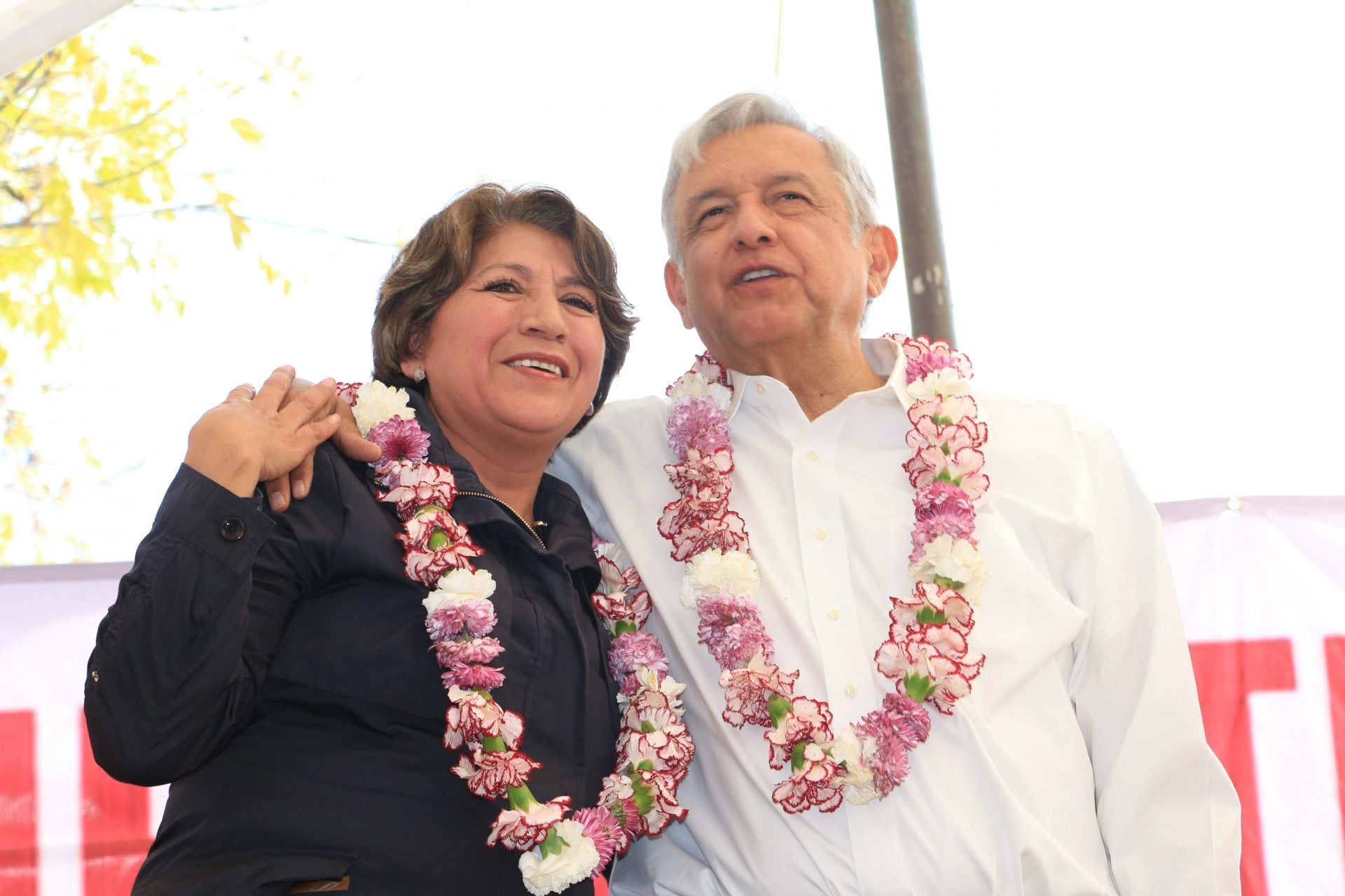 Delfina Gómez Álvarez y AMLO en Acambay, Estado de México, durante la campaña de las elecciones 2017