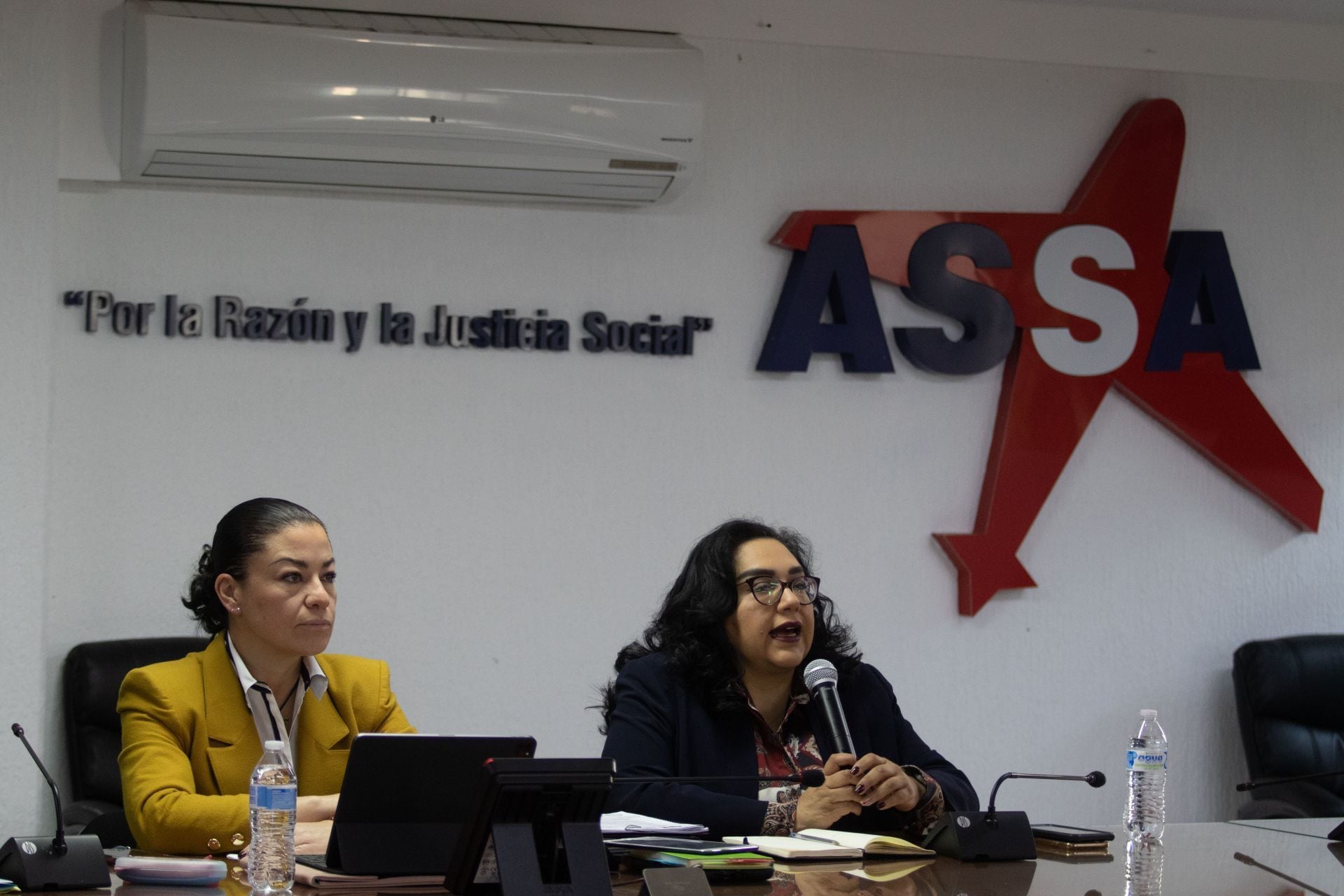 Ada Salazar, secretaria general del ASSA; y Sandra Carrillo, secretaria del Trabajo del ASSA
