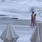 VIDEO: Mujer desaparece arrastrada por el mar en Rusia en apenas segundos; sigue su búsqueda