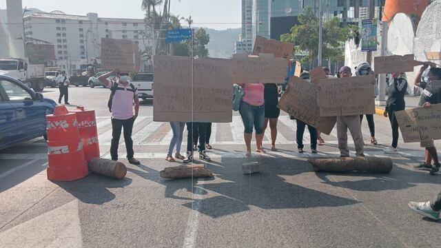 Habitantes de Acapulco bloquean la avenida costera Miguel Alemán; exigen que se les entreguen enseres