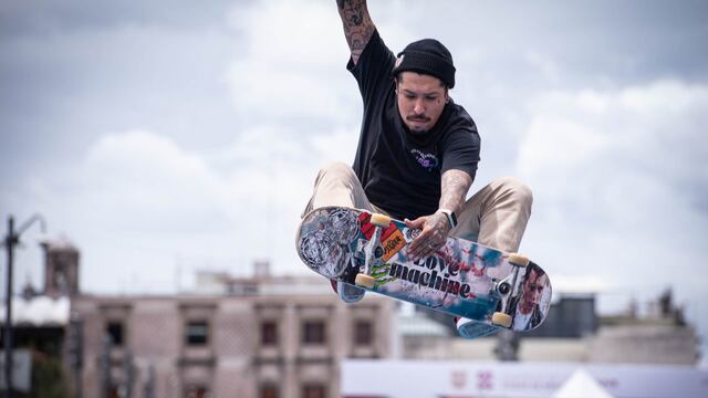 Jóvenes "skaters" se reunieron en la Plaza del Zócalo para patinar y convivir