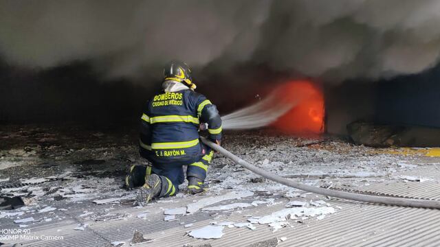 Incendio en un edificio de la colonia Escandón moviliza a bomberos