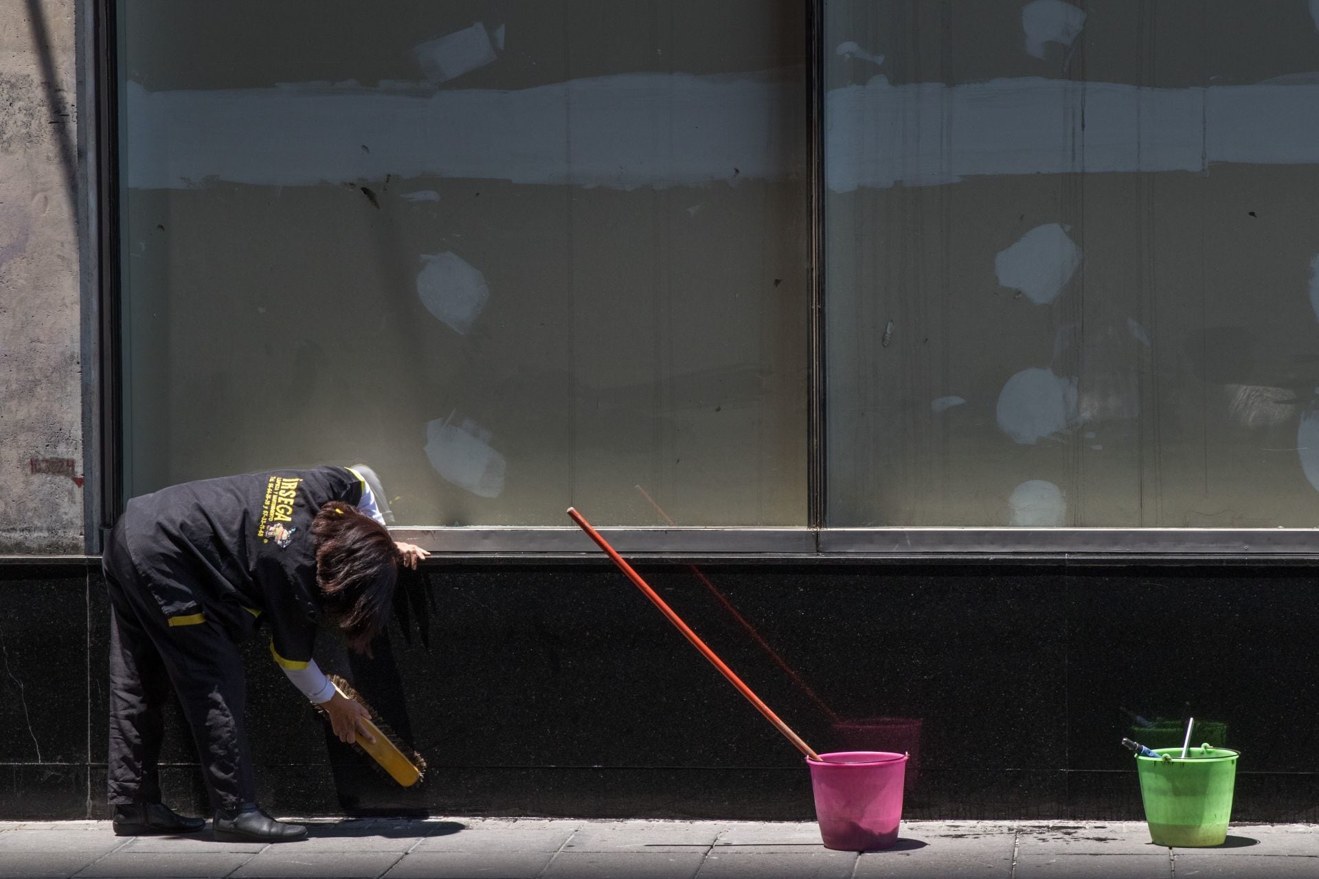 Una trabajadora de limpieza trabaja en las inmediaciones de avenida Juárez. El gobierno federal a llamado a las empresas a eliminar la figura del outsourcing