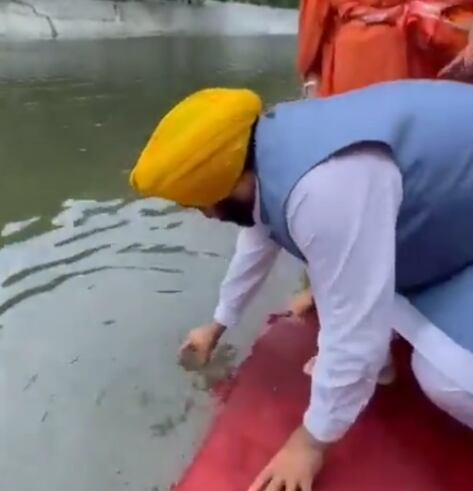 Ministro de la India tomando agua de río