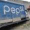 Camión repartidor de Pepsi se estrella contra casa en Escobedo, Nuevo León