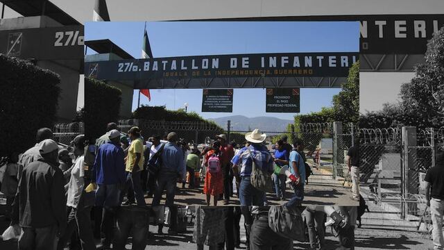 Protesta frente al cuartel del Ejército en Iguala, Guerrero