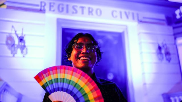 Iluminaron con luces multicolores el Registro Civil del Puerto de Veracruz en conmemoración al Día Internacional del Orgullo LGBTTTIQ+