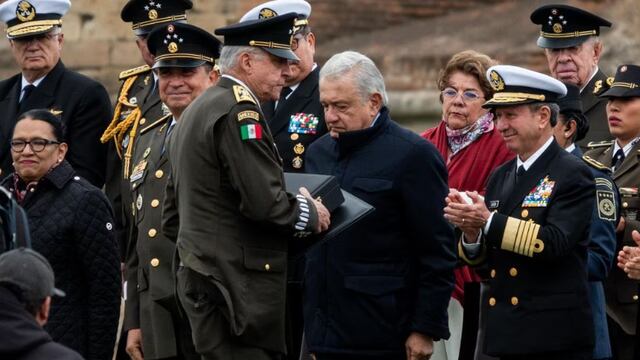 Salvador Cienfuegos recibe condecoración de AMLO