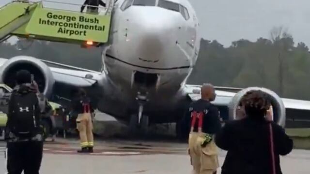 Boeing 737 se sale de la pista tras aterrizar en Aeropuerto Internacional de Houston