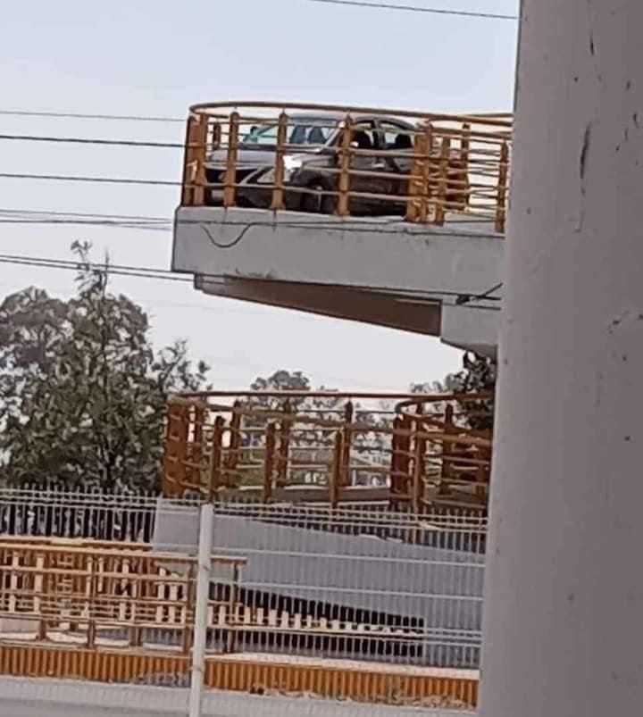 En Irapuato un auto queda atorado en puente peatonal