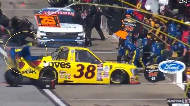 Zane Smith, piloto de NASCAR, atropelló a uno de sus mecánicos tras entrar a los pits.