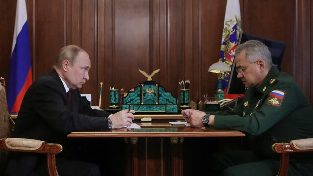 Vladimir Putin con su ministro de Defensa, Sergei Shoigu