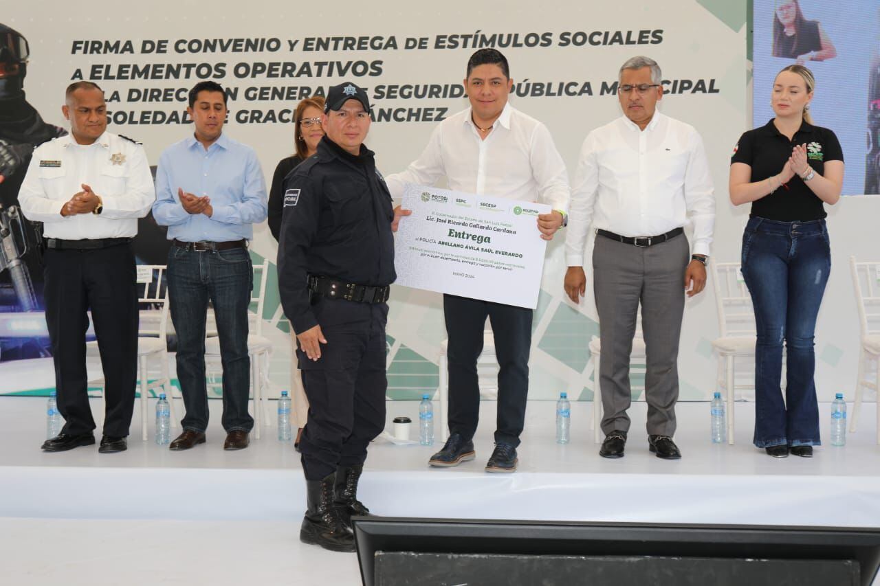 Ricardo Gallardo entrega de estímulos a policías de Soledad