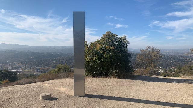 Monolito metálico en montaña de California