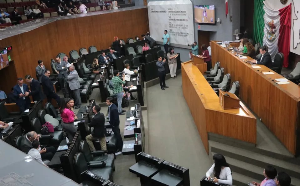 Congreso de Nuevo León busca iniciar juicio político contra Samuel García.