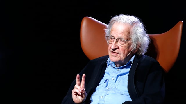 Esposa de Noam Chomsky desmiente su muerte