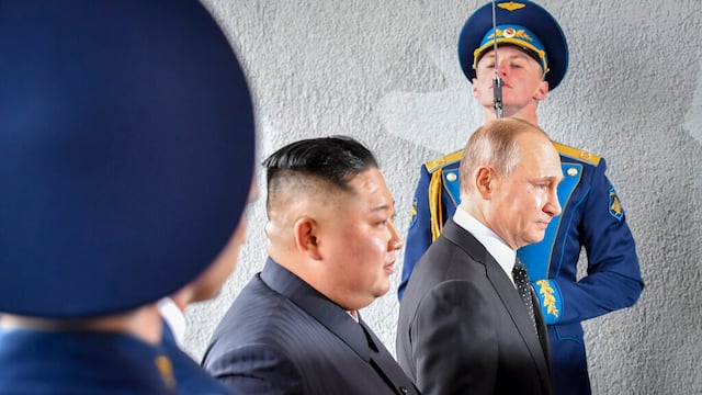 Kim Jong-un y Vladimir Putin; ambos se reunirán para acordar compra de armamento