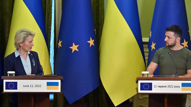 Volodímir Zelenski, presidente de Ucrania y Ursula von der Leyen , la presidenta de la Comisión Europea/Sergei SUPINSKY / AFP
