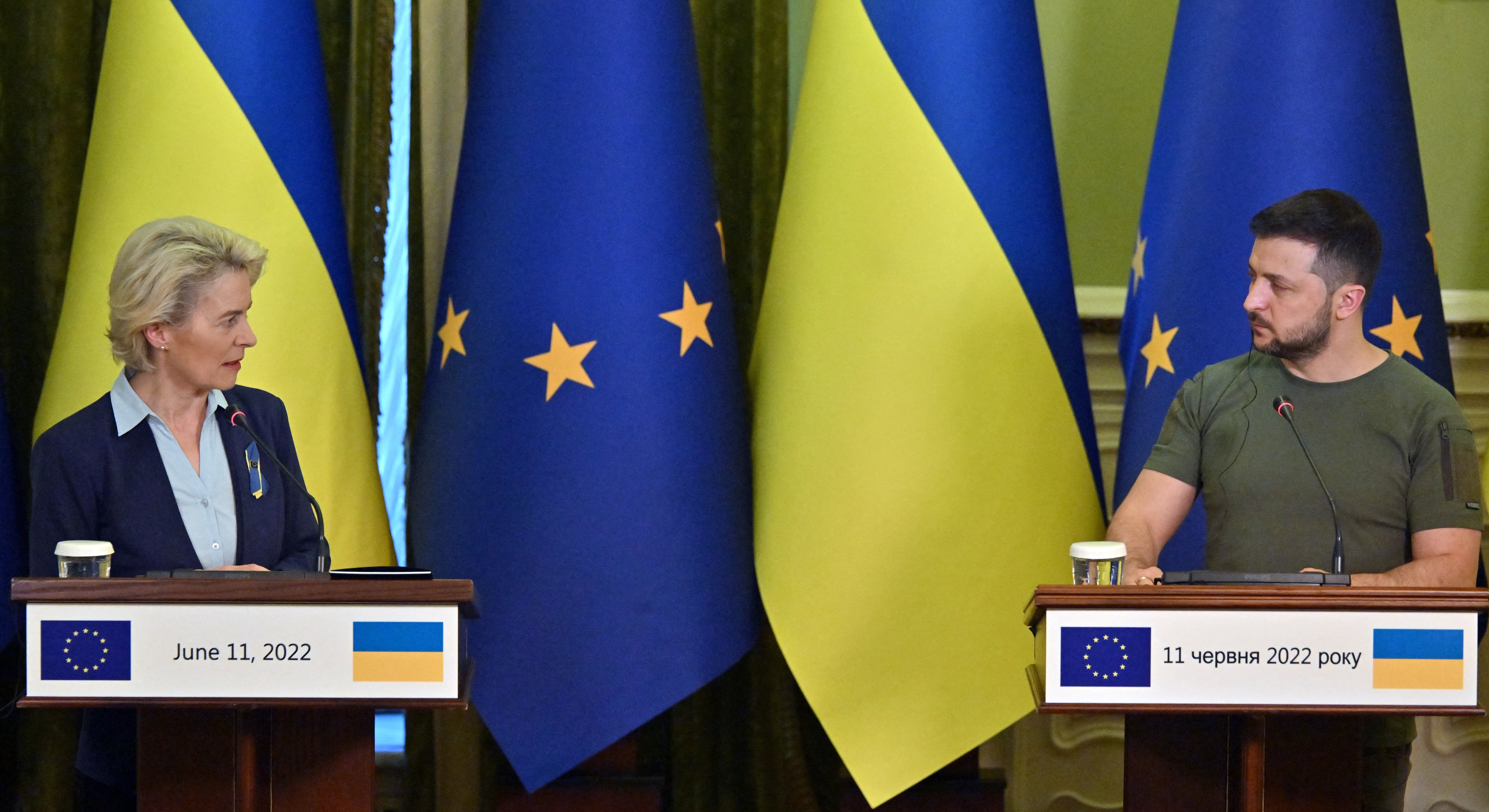 Volodímir Zelenski, presidente de Ucrania y Ursula von der Leyen , la presidenta de la Comisión Europea/Sergei SUPINSKY / AFP