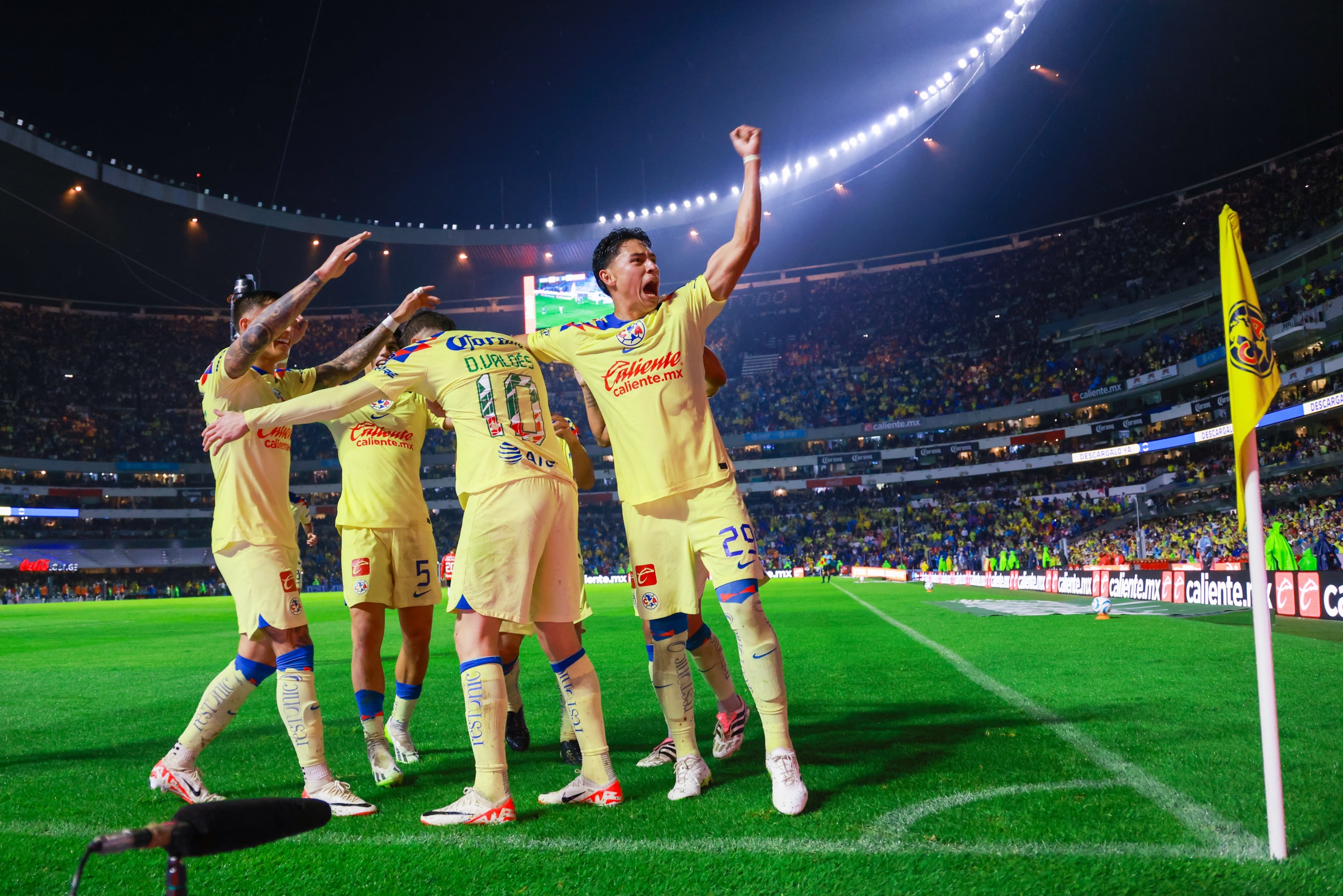Diego Valdés celebra el tercer gol del Club América