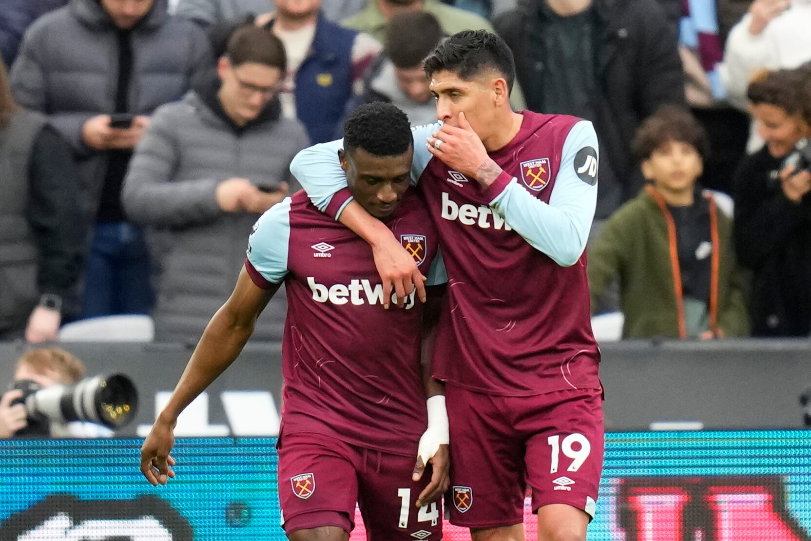 Edson Álvarez con el West Ham