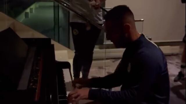 Sebastián Cáceres tocando el piano