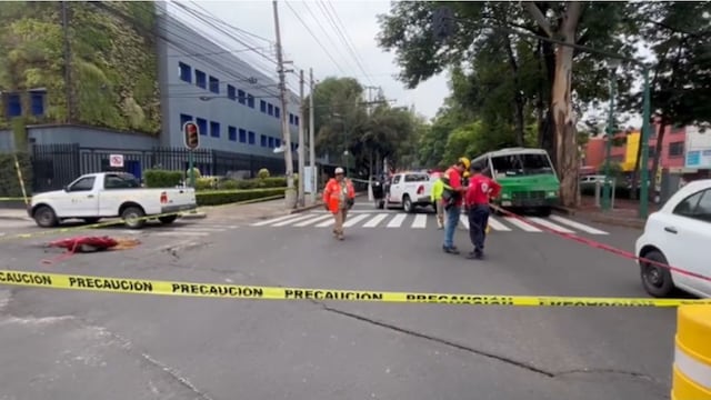 Socavón causa caos vial en Miguel Ángel de Quevedo en la CDMX