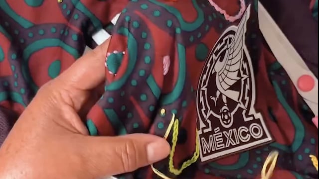 Artesanas arreglan el jersey de la Selección Mexicana