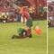 Fan invade campo de juego para abrazar a Cristiano Ronaldo; le besó los pies y hasta lo cargó