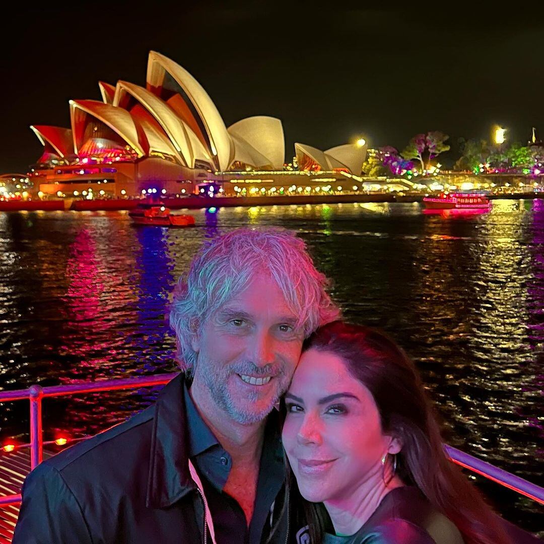 Paola Rojas con su nuevo novio Marcelo Imposti, recibiendo el 2024 en Sydney.