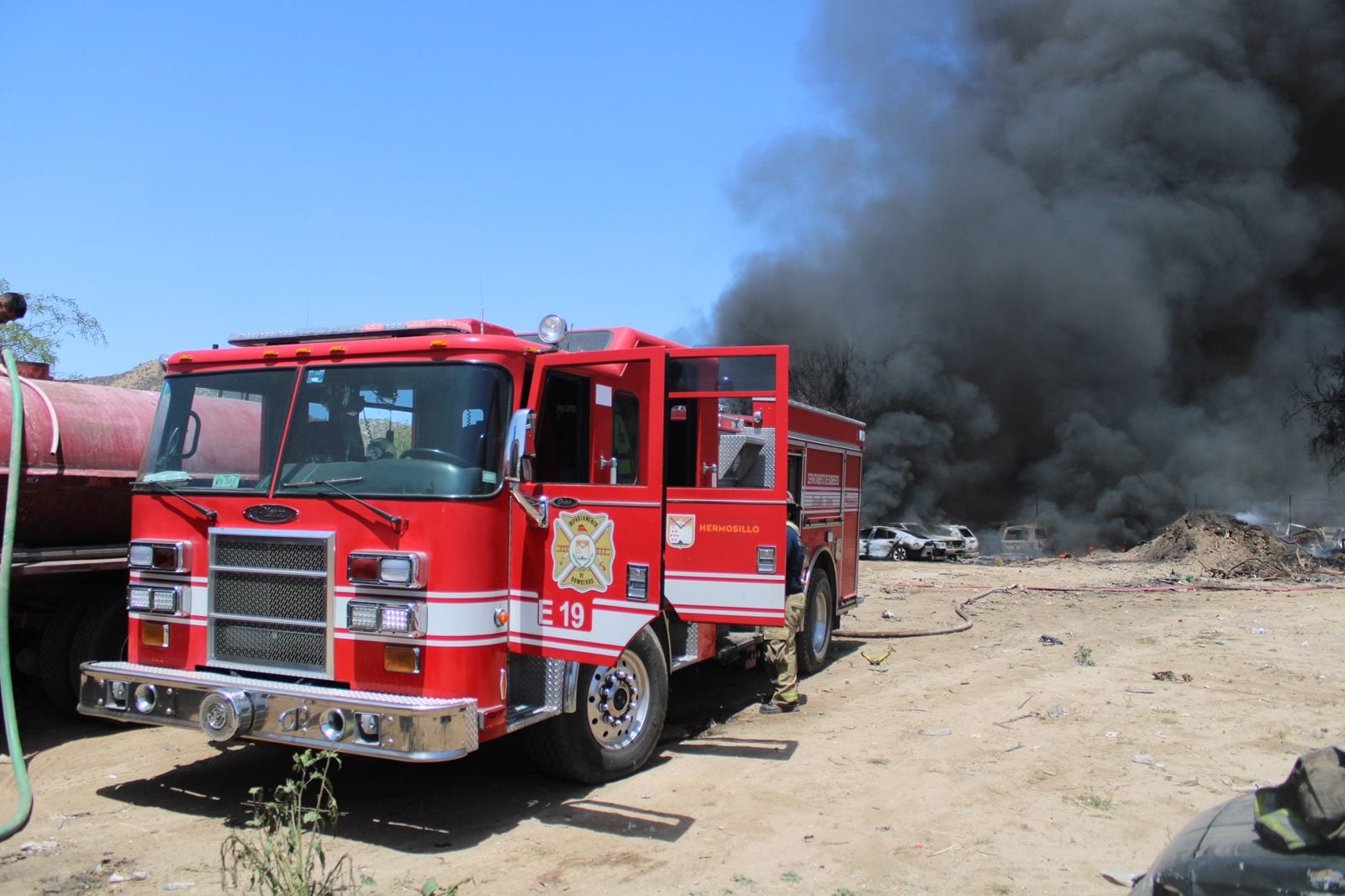Incendio en 3 yunques de El Tazajal, en Hermosillo, dejó varios carros quemados