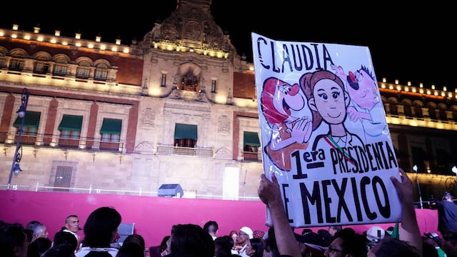 Simpatizantes de la candidata presidencial Claudia Sheinbaum en el Zócalo de la CDMX