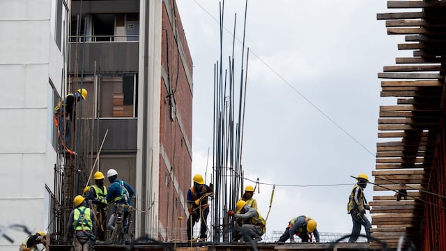 Trabajadores de la construcción laboran de manera continúa durante la tarde en una edificación de la colonia Condesa