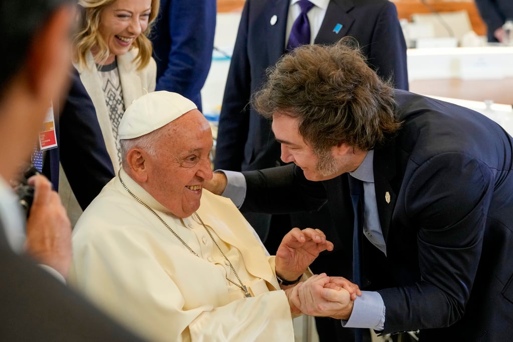 Javier Milei saluda al Papa Francisco en cumbre del G7