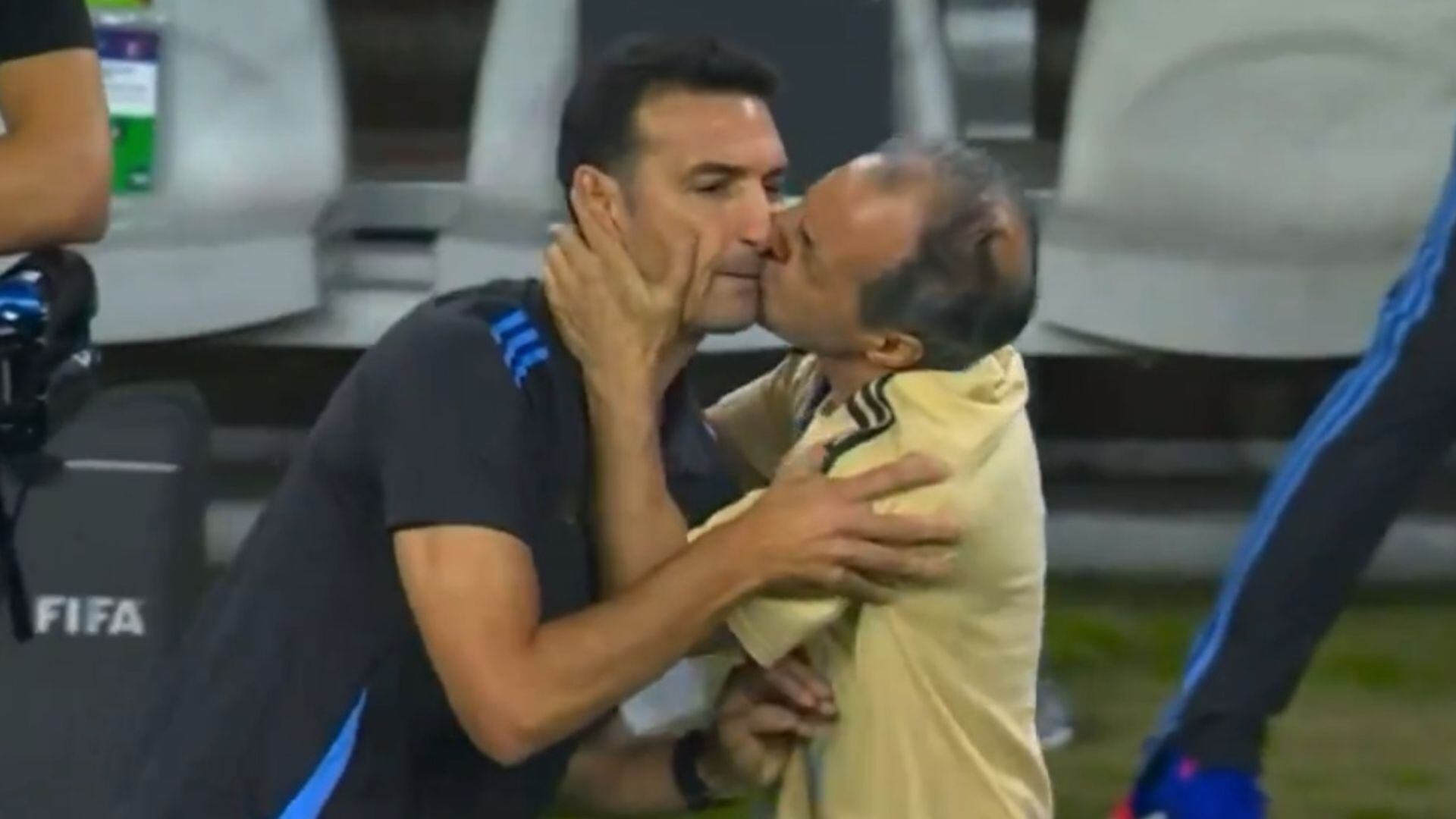 Utilero de Argentina le planta un beso en la boca a Lionel Scaloni tras agónico triunfo en Copa América