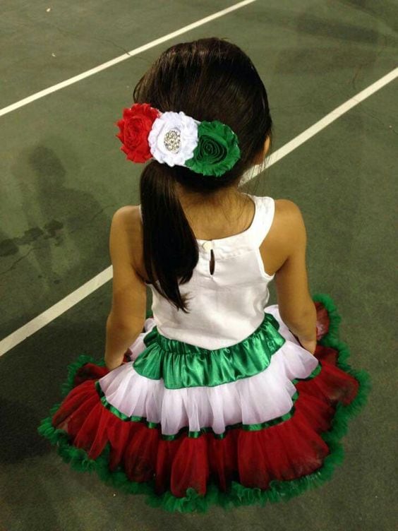 Niña con falda mexicana