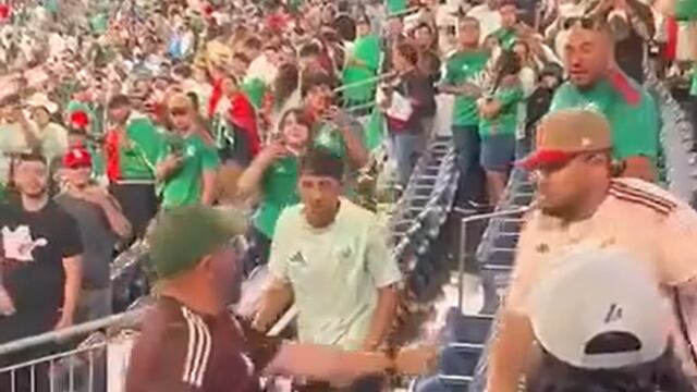 Pelea de fans mexicanos en estadio