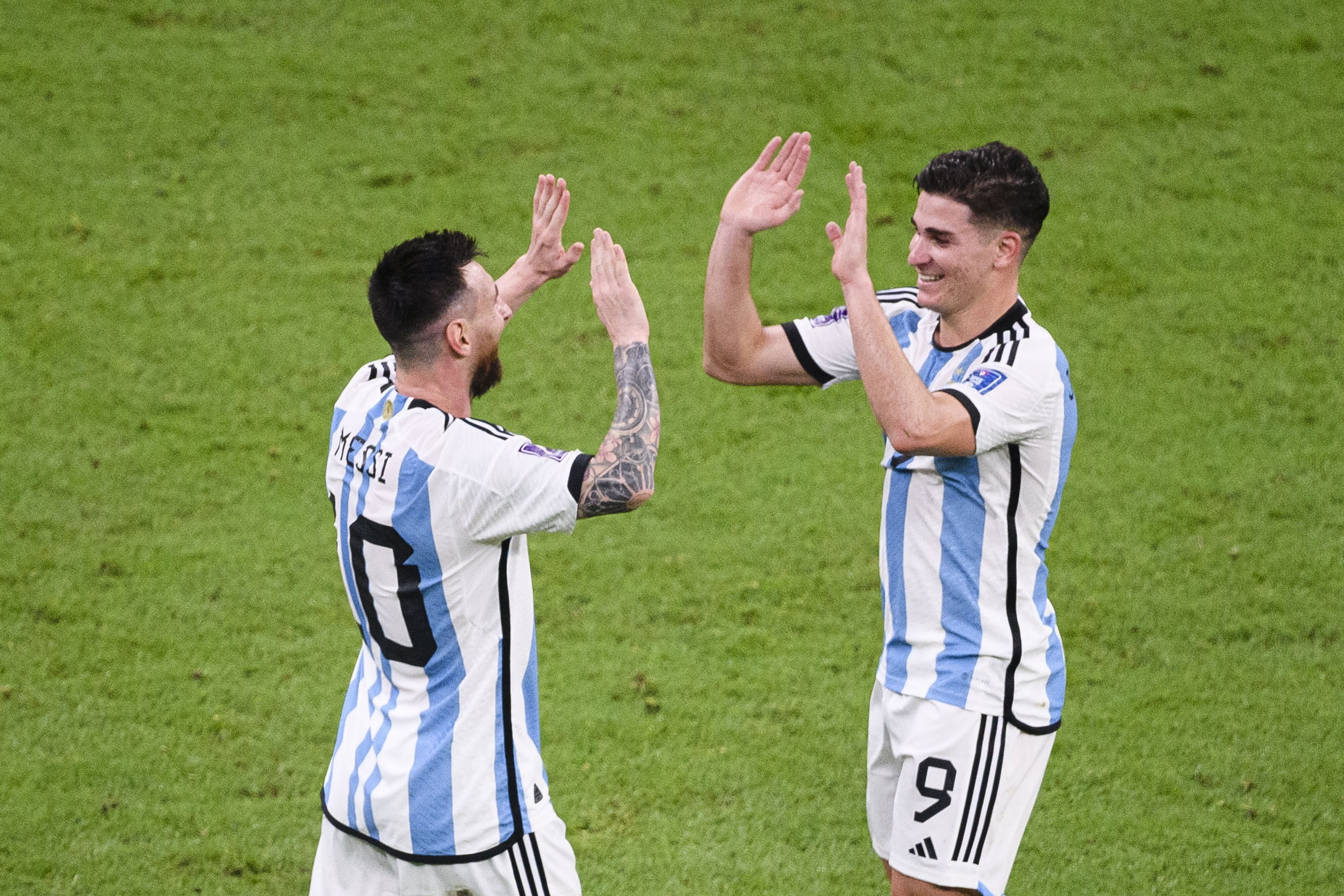 Messi y Julián Álvarez con Argentina.