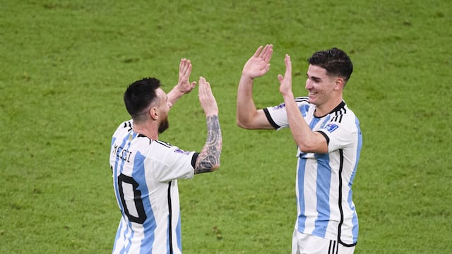Messi y Julián Álvarez con Argentina.