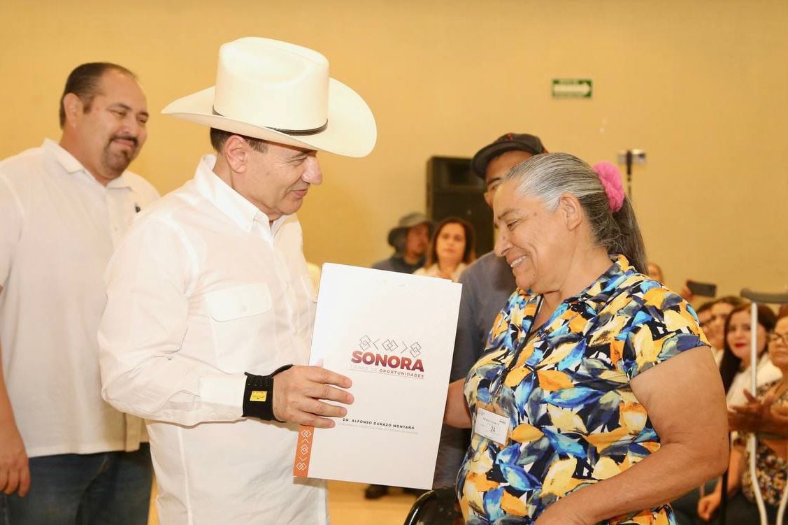 Alfonso Durazo con vecinos de Ampliación El Rodeo de Cajeme